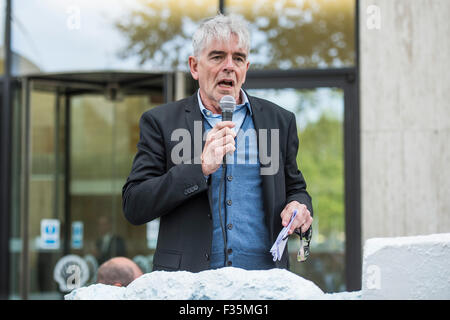 London, UK. 29. Sep, 2015. Emma Thompson und Greenpeace UK Executive Director John Sauven (Bild), liefern eine Feier Rede in Massen vor Shell Büros – in Reaktion auf die gestrige Ankündigung, der Anglo-holländischen Öl Major, Shell, die es aus arktischen Ölbohrungen zu ziehen war. Nach dem Gespräch, half Emma Freiwilligen Puppenspieler bewegen Sie Aurora der Doppeldecker-Bus Eisbär direkt vor der Haustür Shell Größe. Der Bär hat es für den letzten Monat gestanden, aus Protest gegen vorgeschlagene Arktis Shell Öl bohren. Bildnachweis: Guy Bell/Alamy Live-Nachrichten Stockfoto