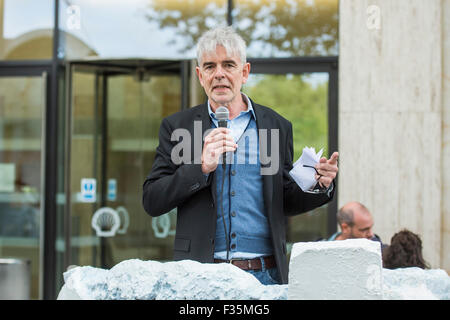 London, UK. 29. Sep, 2015. Emma Thompson und Greenpeace UK Executive Director John Sauven (Bild), liefern eine Feier Rede in Massen vor Shell Büros – in Reaktion auf die gestrige Ankündigung, der Anglo-holländischen Öl Major, Shell, die es aus arktischen Ölbohrungen zu ziehen war. Nach dem Gespräch, half Emma Freiwilligen Puppenspieler bewegen Sie Aurora der Doppeldecker-Bus Eisbär direkt vor der Haustür Shell Größe. Der Bär hat es für den letzten Monat gestanden, aus Protest gegen vorgeschlagene Arktis Shell Öl bohren. Bildnachweis: Guy Bell/Alamy Live-Nachrichten Stockfoto