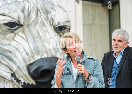 London, UK. 29. Sep, 2015. Emma Thompson und Greenpeace UK Executive Director John Sauven (beide im Bild), eine Feier Rede vor vor Shell Büros – in Reaktion auf die gestrige Ankündigung, Anglo-niederländischen Mineralölgesellschaft, Shell, die es Menschenmassen aus arktischen Ölbohrungen zog, liefern. Nach dem Gespräch, half Emma Freiwilligen Puppenspieler bewegen Sie Aurora der Doppeldecker-Bus Eisbär direkt vor der Haustür Shell Größe. Der Bär hat es für den letzten Monat gestanden, aus Protest gegen vorgeschlagene Arktis Shell Öl bohren. Bildnachweis: Guy Bell/Alamy Live-Nachrichten Stockfoto