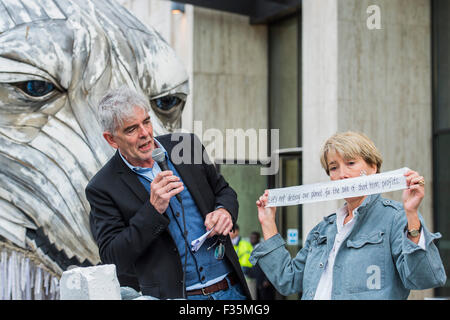 London, UK. 29. Sep, 2015. Emma Thompson und Greenpeace UK Executive Director John Sauven (beide im Bild), eine Feier Rede vor vor Shell Büros – in Reaktion auf die gestrige Ankündigung, Anglo-niederländischen Mineralölgesellschaft, Shell, die es Menschenmassen aus arktischen Ölbohrungen zog, liefern. Nach dem Gespräch, half Emma Freiwilligen Puppenspieler bewegen Sie Aurora der Doppeldecker-Bus Eisbär direkt vor der Haustür Shell Größe. Der Bär hat es für den letzten Monat gestanden, aus Protest gegen vorgeschlagene Arktis Shell Öl bohren. Bildnachweis: Guy Bell/Alamy Live-Nachrichten Stockfoto