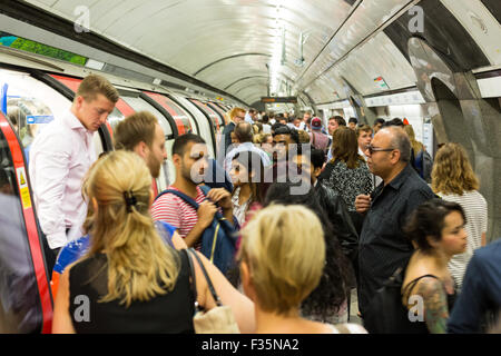 Rush Hour an Bank Station auf der Londoner U-Bahn Stockfoto