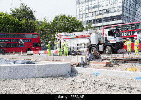 Arbeiter beginnen, den nördlichen Kreisverkehr am Elefanten & Burg, London zu modernisieren. Stockfoto