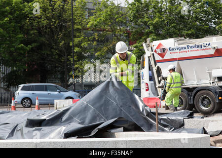 Arbeiter beginnen, den nördlichen Kreisverkehr am Elefanten & Burg, London zu modernisieren. Stockfoto