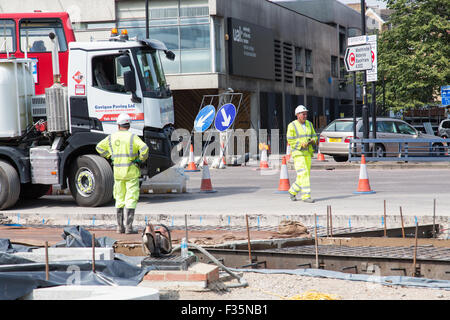 Arbeiter beginnen, den nördlichen Kreisverkehr am Elefanten & Burg, London zu modernisieren. Stockfoto