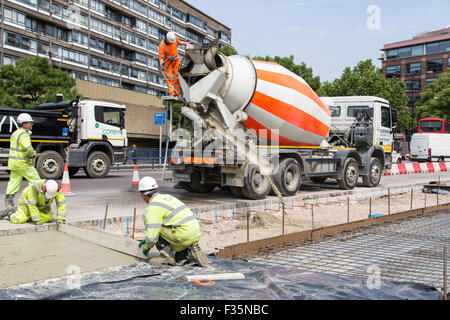 Arbeiter beginnen, den nördlichen Kreisverkehr am Elefanten & Burg, London zu modernisieren. Stockfoto