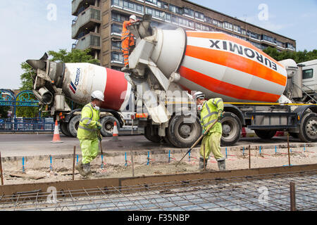 Arbeiter beginnen, den nördlichen Kreisverkehr am Elefanten & Burg, London zu modernisieren. Stockfoto