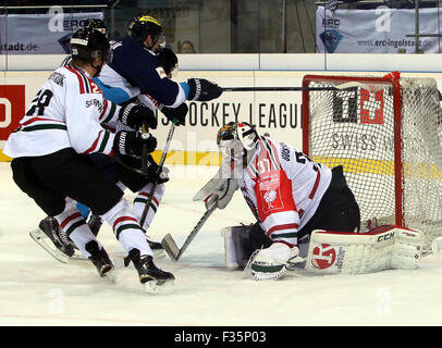 29. September 2015 - Ingolstadt, Bayern, Deutschland - von linken Johan SUNDSTROEM (Göteborg), Tomas BUBALIK (Ingolstadt/CZ). Johan GUSTAFSSON (Göteborg). Ice Hockey Hockey Champions League CHL, ERC Ingolstadt Vs Froelunda Goteborg, Ingolstadt, Saturn-Arena, 29. September 2015, in der ersten k.o.-Runde der CHL Ingolstadt gegen Göteborg gewinnt das erste Match 4:2 (Credit-Bild: © Wolfgang Fehrmann/Wolfgang Fehrmann über ZUMA Draht) Stockfoto