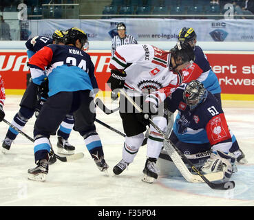 29. September 2015 - Ingolstadt, Bayern, Deutschland - vom richtigen Timo PIELMEIER (Ingolstadt), Mats Rosseli OLSEN (NOR), Benedikt KOHL (Ingolstadt). Ice Hockey Hockey Champions League CHL, ERC Ingolstadt Vs Froelunda Goteborg, Ingolstadt, Saturn-Arena, 29. September 2015, in der ersten k.o.-Runde der CHL Ingolstadt gegen Göteborg gewinnt das erste Match 4:2 (Credit-Bild: © Wolfgang Fehrmann/Wolfgang Fehrmann über ZUMA Draht) Stockfoto