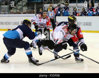 29. September 2015 - Ingolstadt, Bayern, Deutschland - von linken Spieler Ingolstadt, Oscar FANTENBERG (Göteborg), Benedikt KOHL (Ingolstadt). Ice Hockey Hockey Champions League CHL, ERC Ingolstadt Vs Froelunda Goteborg, Ingolstadt, Saturn-Arena, 29. September 2015, in der ersten k.o.-Runde der CHL Ingolstadt gegen Göteborg gewinnt das erste Match 4:2 (Credit-Bild: © Wolfgang Fehrmann/Wolfgang Fehrmann über ZUMA Draht) Stockfoto