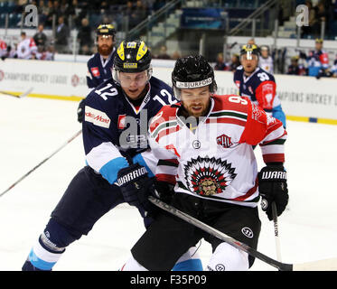 29. September 2015 - Ingolstadt, Bayern, Deutschland - von links Martin DAVIDEKS (Ingolstadt), Spencer ABBOTT (Göteborg / CAN),. Ice Hockey Hockey Champions League CHL, ERC Ingolstadt Vs Froelunda Goteborg, Ingolstadt, Saturn-Arena, 29. September 2015, in der ersten k.o.-Runde der CHL Ingolstadt gegen Göteborg gewinnt das erste Match 4:2 (Credit-Bild: © Wolfgang Fehrmann/Wolfgang Fehrmann über ZUMA Draht) Stockfoto