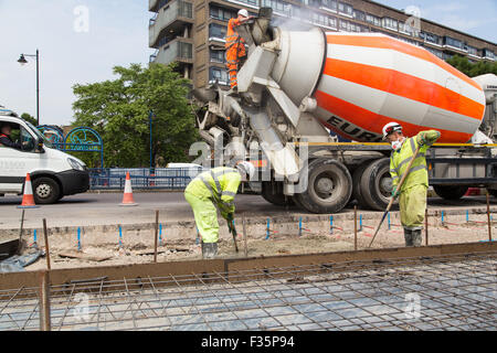 Arbeiter beginnen, den nördlichen Kreisverkehr am Elefanten & Burg, London zu modernisieren. Stockfoto