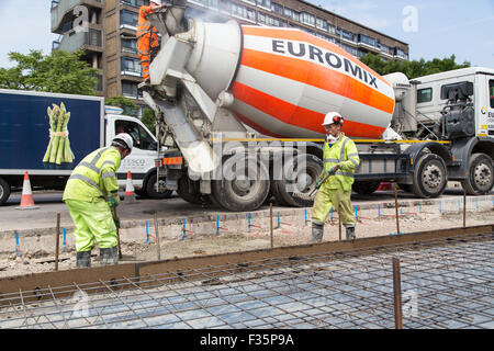 Arbeiter beginnen, den nördlichen Kreisverkehr am Elefanten & Burg, London zu modernisieren. Stockfoto