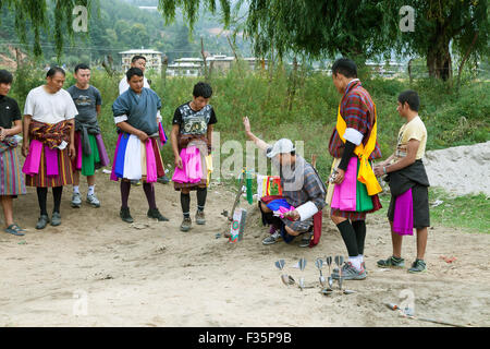 Spielen Sie einen Dart in Paro, Bhutan. Stockfoto