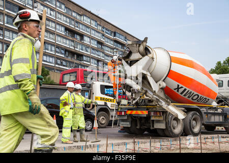 Arbeiter beginnen, den nördlichen Kreisverkehr am Elefanten & Burg, London zu modernisieren. Stockfoto