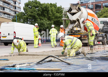 Arbeiter beginnen, den nördlichen Kreisverkehr am Elefanten & Burg, London zu modernisieren. Stockfoto