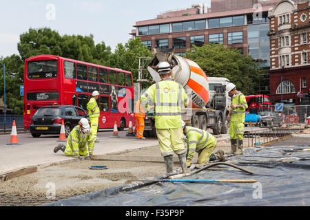 Arbeiter beginnen, den nördlichen Kreisverkehr am Elefanten & Burg, London zu modernisieren. Stockfoto