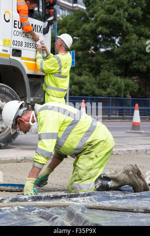 Arbeiter beginnen, den nördlichen Kreisverkehr am Elefanten & Burg, London zu modernisieren. Stockfoto