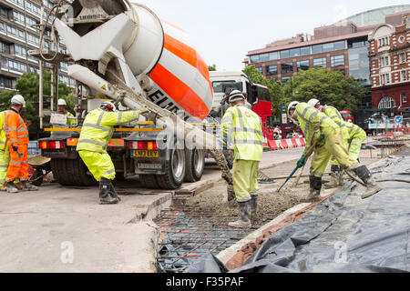 Arbeiter beginnen, den nördlichen Kreisverkehr am Elefanten & Burg, London zu modernisieren. Stockfoto