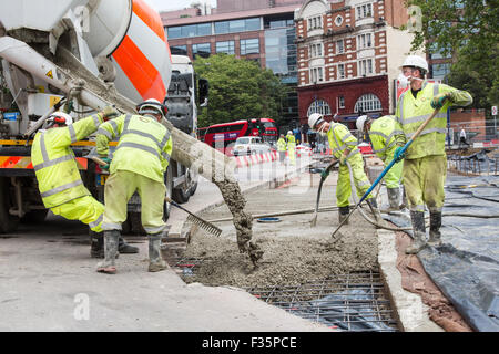 Arbeiter beginnen, den nördlichen Kreisverkehr am Elefanten & Burg, London zu modernisieren. Stockfoto