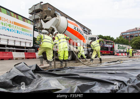 Arbeiter beginnen, den nördlichen Kreisverkehr am Elefanten & Burg, London zu modernisieren. Stockfoto