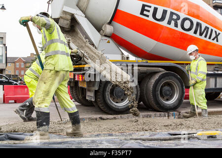 Arbeiter beginnen, den nördlichen Kreisverkehr am Elefanten & Burg, London zu modernisieren. Stockfoto