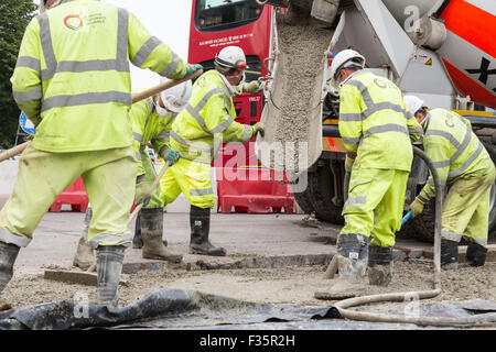 Arbeiter beginnen, den nördlichen Kreisverkehr am Elefanten & Burg, London zu modernisieren. Stockfoto