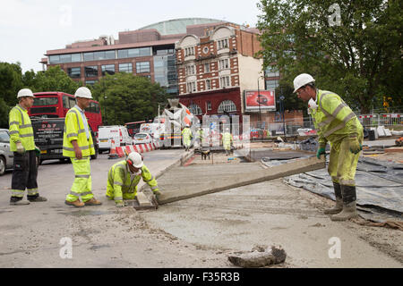 Arbeiter beginnen, den nördlichen Kreisverkehr am Elefanten & Burg, London zu modernisieren. Stockfoto