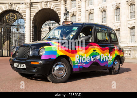 Ein London Black Cab, verziert mit dem Ride mit Stolz wickeln. Stockfoto