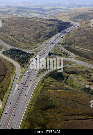 Luftaufnahme der Ausfahrt 22 der M62 in den Pennines in der Nähe von Manchester, UK Stockfoto