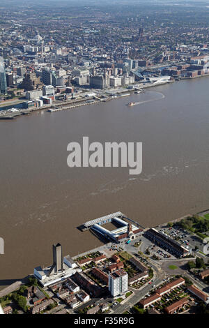 Luftaufnahme von The Mersey Ferry zwischen Liverpool und Birkenhead, Großbritannien Stockfoto