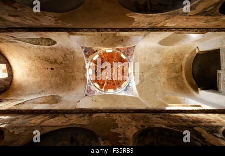 Die Kuppel und Hagiographien einer der Kirchen am historischen Ort von Mystras, eine byzantinische Burg in Griechenland. Stockfoto