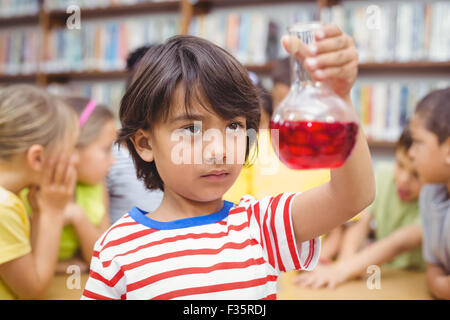 Schüler, die Wissenschaft in der Bibliothek Stockfoto