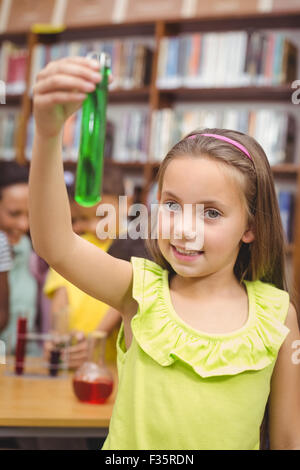 Schüler, die Wissenschaft in der Bibliothek Stockfoto