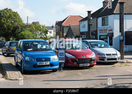 Autos zum Verkauf auf Garage Vorplatz Milton Stockfoto