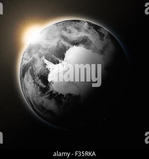 Sonne über der Antarktis auf dunkler Planet, die, den Erde auf schwarzem Hintergrund isoliert. Hochdetaillierte Planetenoberfläche. Elemente dieser Bild-fu Stockfoto