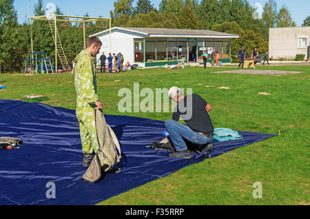 Fallschirmspringer - 2014. Verpackung von Fallschirmen. Stockfoto