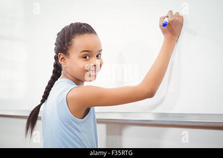 Lächelnd Schüler am Whiteboard schreiben Stockfoto