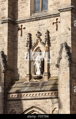 Detail aus dem Turm auf die Kirche des Heiligen Nikolaus, Marktplatz, Durham, Großbritannien Stockfoto