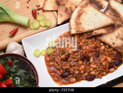 Chili Con Carne mit Pfeffer, Knoblauch und tortillas Stockfoto