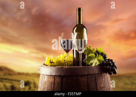 Roten und weißen Wein Flasche und Glas auf Wodden keg Stockfoto