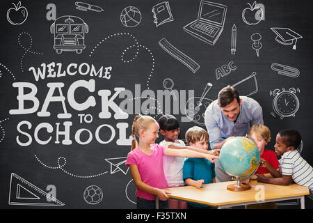 Zusammengesetztes Bild der niedlichen Schüler und Lehrer im Globe in Bibliothek suchen Stockfoto