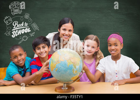 Zusammengesetztes Bild der niedlichen Schüler und Lehrer im Globe in Bibliothek suchen Stockfoto