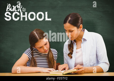 Zusammengesetztes Bild des Lehrers und Mädchen lesen Buch in der Bibliothek Stockfoto