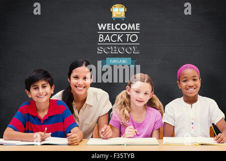 Zusammengesetztes Bild der hübschen Lehrerin helfen Schülern in Bibliothek Stockfoto
