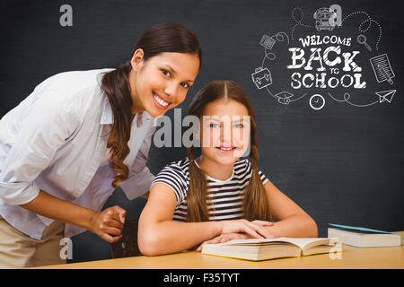 Zusammengesetztes Bild der Lehrerin und kleines Mädchen in der Bibliothek Stockfoto