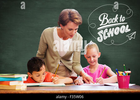 Zusammengesetztes Bild des Lehrers helfen Schülern in Bibliothek Stockfoto