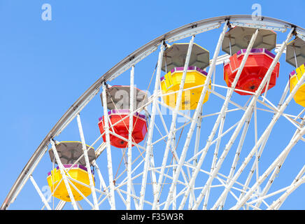 Nahaufnahme Bild des Riesenrads gegen blauen Himmel im Vergnügungspark. Stockfoto