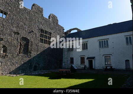 Oxwich Schloss mit seinen umfangreichen Windows befestigten Mauern und Tudor Haus Stockfoto