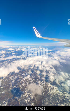 Rom, Italien - 21. Februar 2015: Ryanair Logo auf Flugzeugflügel in der Luft über Mittelitalien. Stockfoto