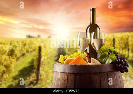 Flasche Weisswein und Glas auf Wodden keg Stockfoto